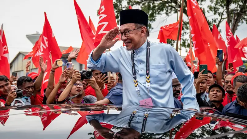 প্রধানমন্ত্রী হিসেবে শপথ নিলেন আনোয়ার ইব্রাহিম প্রধানমন্ত্রী হিসেবে শপথ নিলেন আনোয়ার ইব্রাহিম