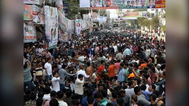 নয়াপল্টনে জড়ো হচ্ছে নেতাকর্মীরা, সতর্ক অবস্থানে পুলিশ নয়াপল্টনে জড়ো হচ্ছে নেতাকর্মীরা, সতর্ক অবস্থানে পুলিশ