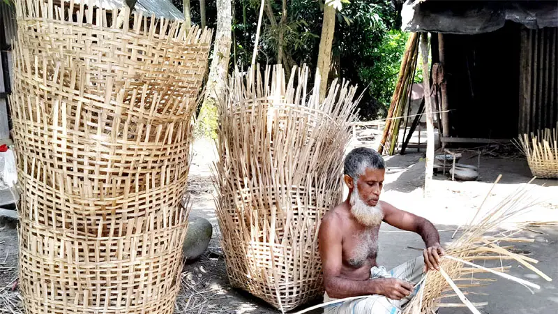 পৃষ্ঠপোষকতার অভাবে হারিয়ে যাচ্ছে বাঁশ শিল্পকর্ম