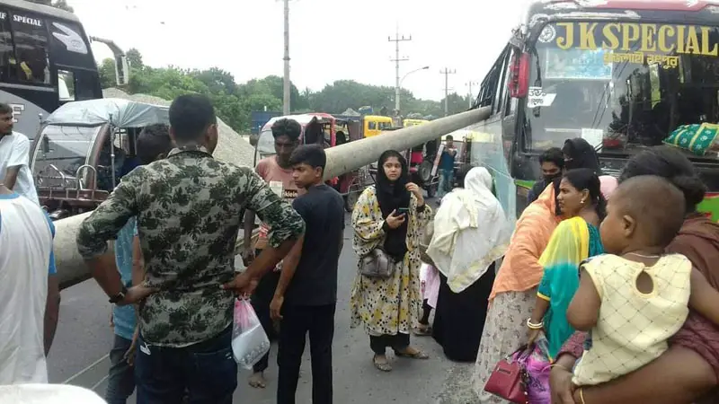চলন্ত বাসে ঢুকলো বিদ্যুতের খুঁটি চলন্ত বাসে ঢুকলো বিদ্যুতের খুঁটি