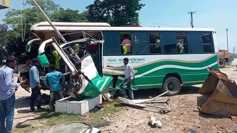 নিয়ন্ত্রণ হারিয়ে পাম্পের ভেতর বাস, আহত ২০