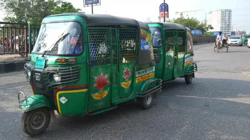 সিএনজিচালিত অটোরিকশার ‘লুকিং গ্লাস’ বাইরে রাখতে হবে