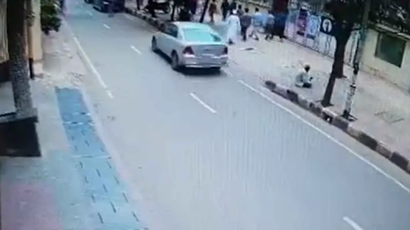 গাড়ি চুরি করে পালানোর সময় নারীকে ধাক্কা…