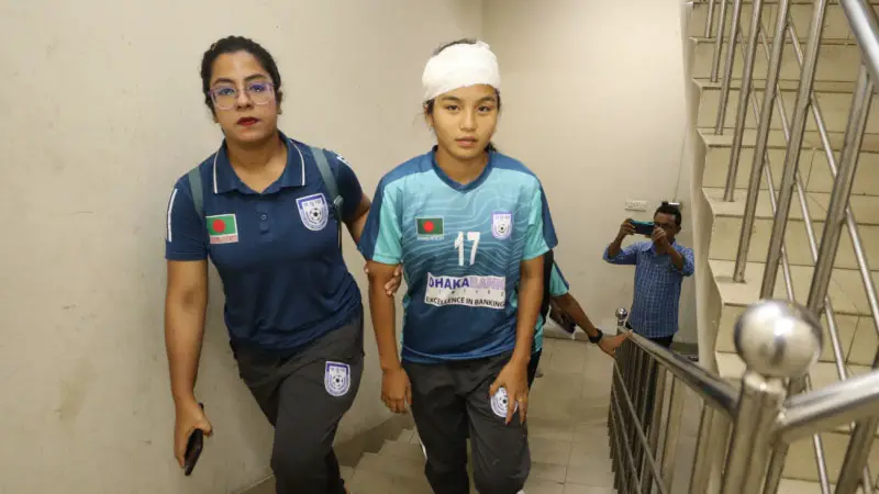 ছাদখোলা বাসে ইনজুরিতে আক্রান্ত সাফজয়ী ঋতুপর্ণা চাকমা ছাদখোলা বাসে ইনজুরিতে আক্রান্ত সাফজয়ী ঋতুপর্ণা চাকমা