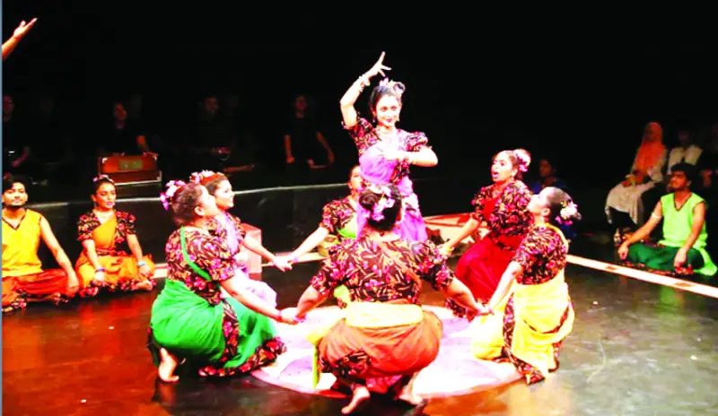 ঢাবির নাটমন্ডলে মহুয়া পালার মঞ্চায়ন ঢাবির নাটমন্ডলে মহুয়া পালার মঞ্চায়ন