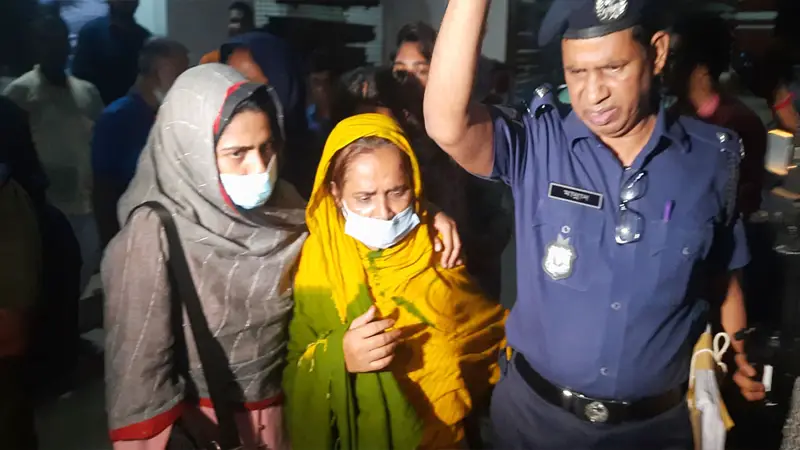মেয়ে আদরীর জিম্মায় বাড়ি ফিরলেন রহিমা বেগম মেয়ে আদরীর জিম্মায় বাড়ি ফিরলেন রহিমা বেগম