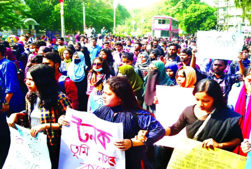 নিরাপদ ক্যাম্পাসের দাবিতে ঢাবি শিক্ষার্থীদের বিক্ষোভ নিরাপদ ক্যাম্পাসের দাবিতে ঢাবি শিক্ষার্থীদের বিক্ষোভ
