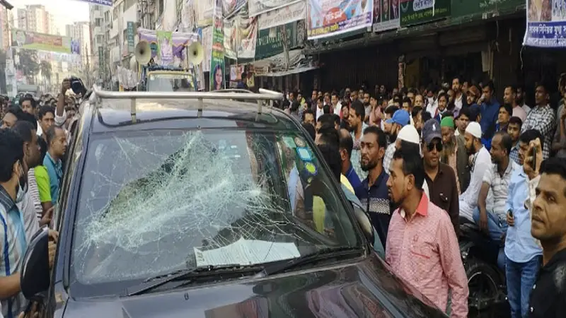 বিএনপি নেতা ইশরাকের গাড়িতে হামলা বিএনপি নেতা ইশরাকের গাড়িতে হামলা