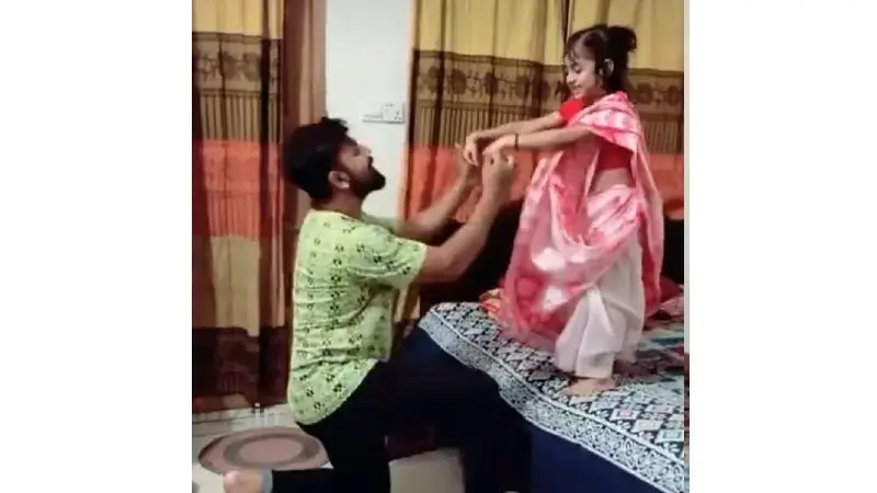 বাপ-মেয়ের দুষ্টুমিতে হিন্দি গানের সঙ্গে নাচ(ভিডিও) বাপ-মেয়ের দুষ্টুমিতে হিন্দি গানের সঙ্গে নাচ(ভিডিও)