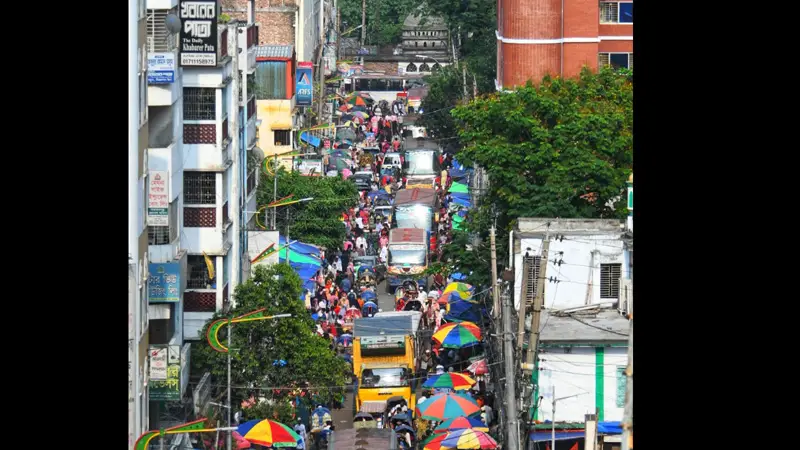 শায়েস্তা খান সড়কের উভয় পাশে অবৈধ দোকানপাট