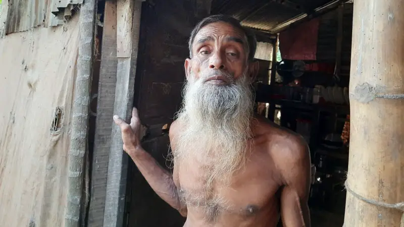 ঘর না থাকায় পরিত্যক্ত কোয়াটারে থাকেন জব্বার মিয়া ঘর না থাকায় পরিত্যক্ত কোয়াটারে থাকেন জব্বার মিয়া