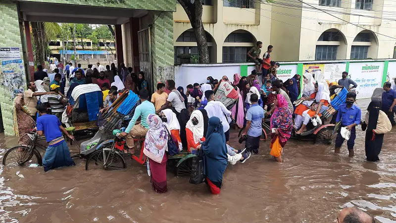 হাঁটু পানি পেরিয়ে এস এস সি পরীক্ষার্থীদের ভোগান্তি