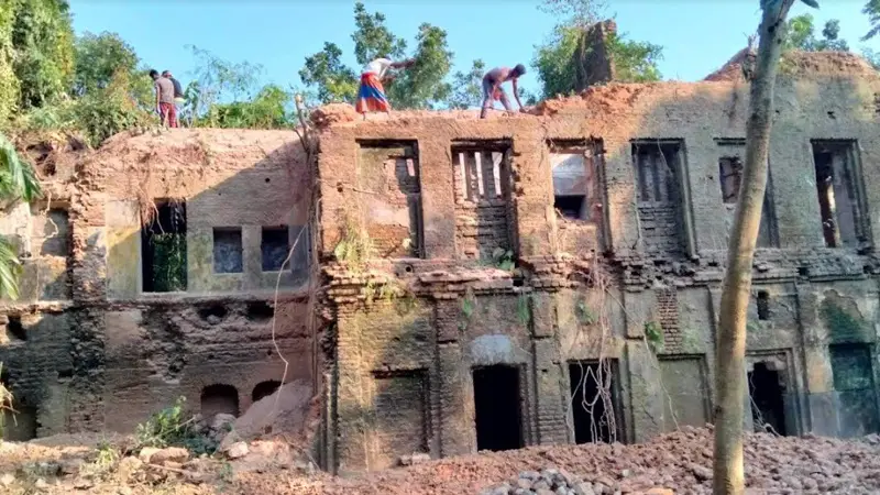 বরিশালে ৩০০ বছরের পুরনো জমিদার বাড়ি ভেঙে ফেলা হচ্ছে বরিশালে ৩০০ বছরের পুরনো জমিদার বাড়ি ভেঙে ফেলা হচ্ছে
