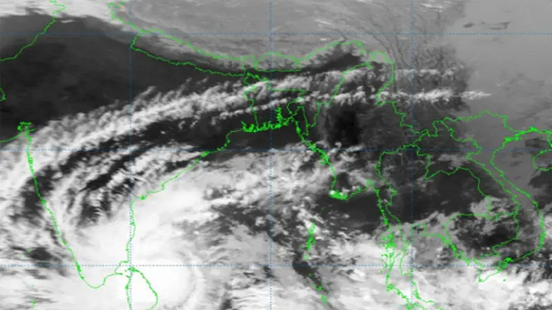 সাগরে ঘূর্ণিঝড় ‘মানদৌস’, সতর্ক সংকেত বাড়ল