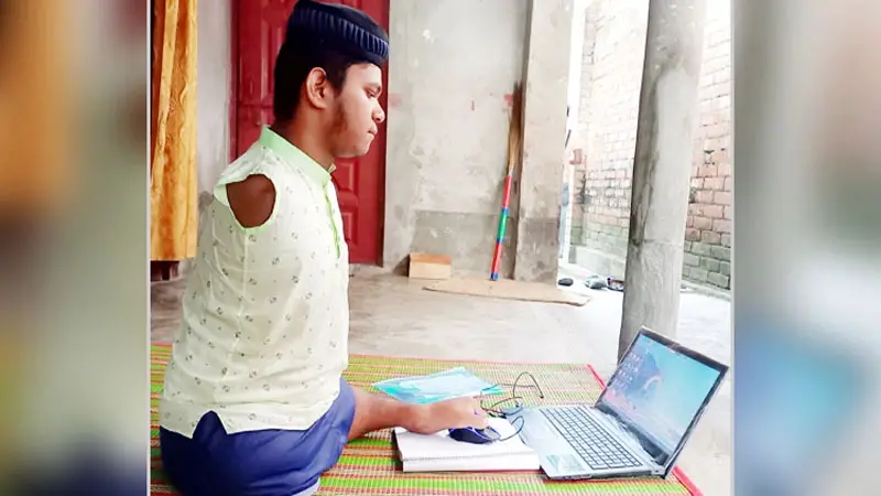 পা দিয়ে লিখে দাখিল পাস করলো নাটোরের রাসেল পা দিয়ে লিখে দাখিল পাস করলো নাটোরের রাসেল