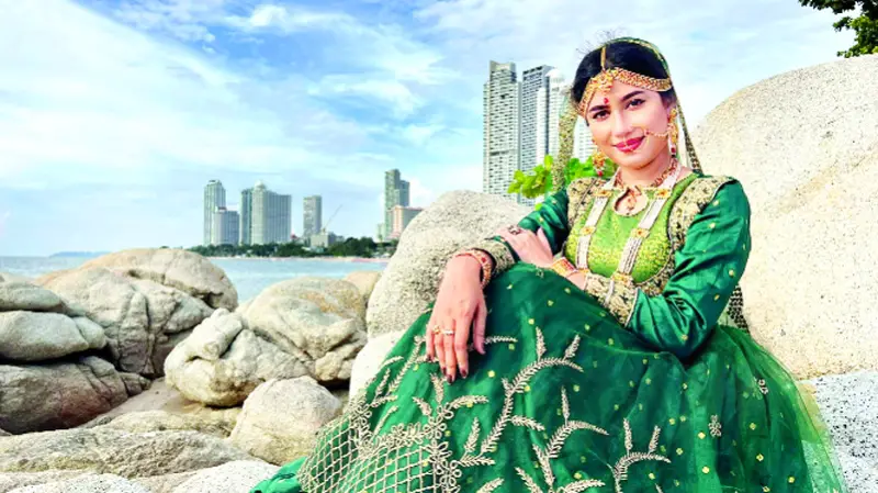 আলেয়া হয়ে আসছেন মাহা আলেয়া হয়ে আসছেন মাহা