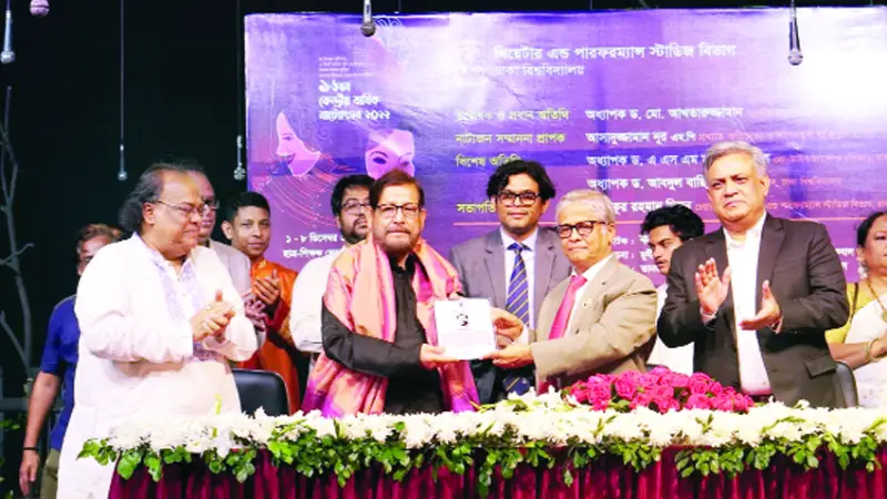 নাট্যজন সম্মাননা পেলেন আসাদুজ্জামান নূর নাট্যজন সম্মাননা পেলেন আসাদুজ্জামান নূর