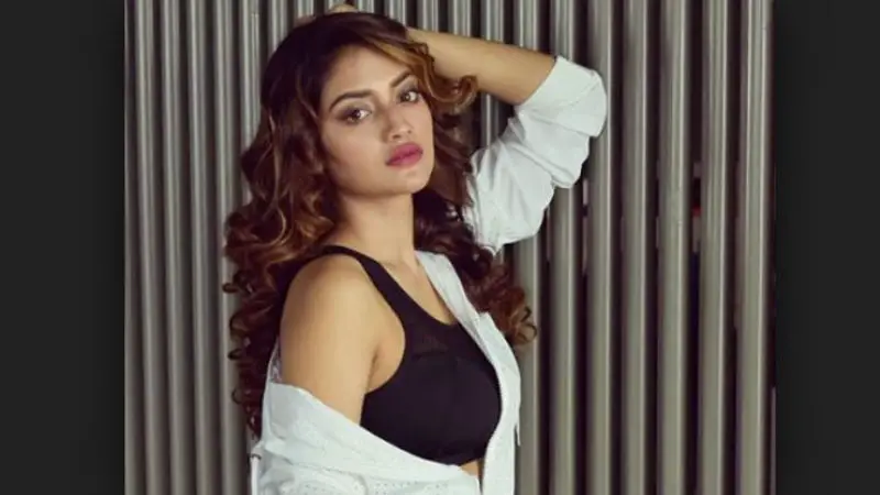 তোপের মুখে নুসরাত তোপের মুখে নুসরাত