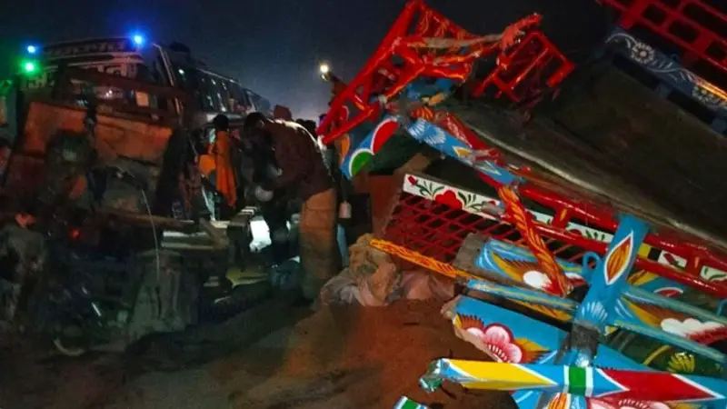 যাত্রীবাহী বাস চাপায় নিহত ৩
