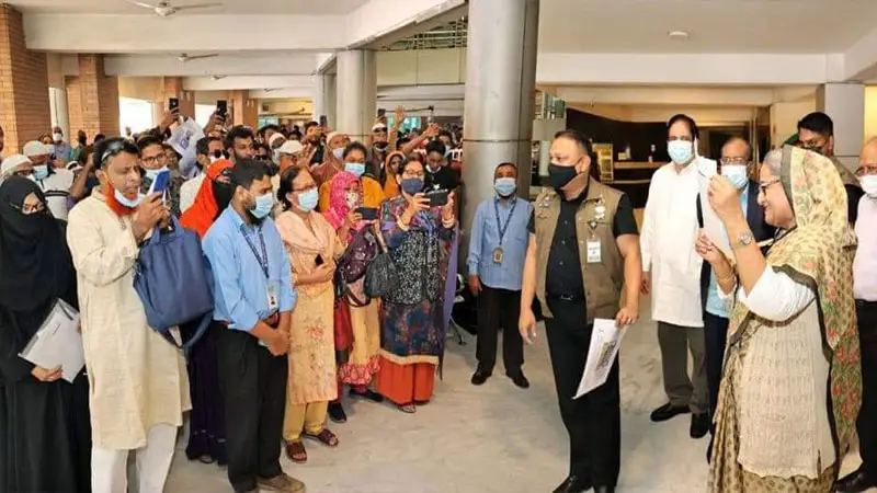 টিকিট কেটে চোখ দেখালেন প্রধানমন্ত্রী টিকিট কেটে চোখ দেখালেন প্রধানমন্ত্রী