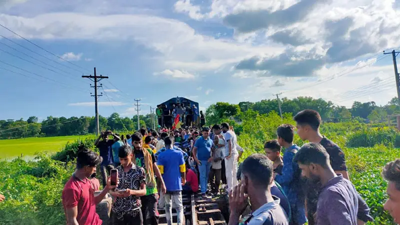 পাহাড়িকা এক্সপ্রেস আটকে দিলেন চা-শ্রমিকরা পাহাড়িকা এক্সপ্রেস আটকে দিলেন চা-শ্রমিকরা