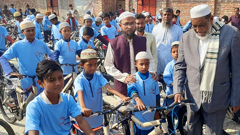 শিশু-কিশোরদের জামাতে নামাজ পড়ার অভ্যাস গড়ার উদ্দেশ্যে সাইকেল বিতরণ