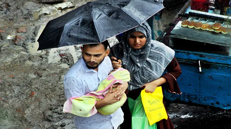 এভাবেই শিশু কোলে বাবা মায়ের রাস্তা পারাপার।