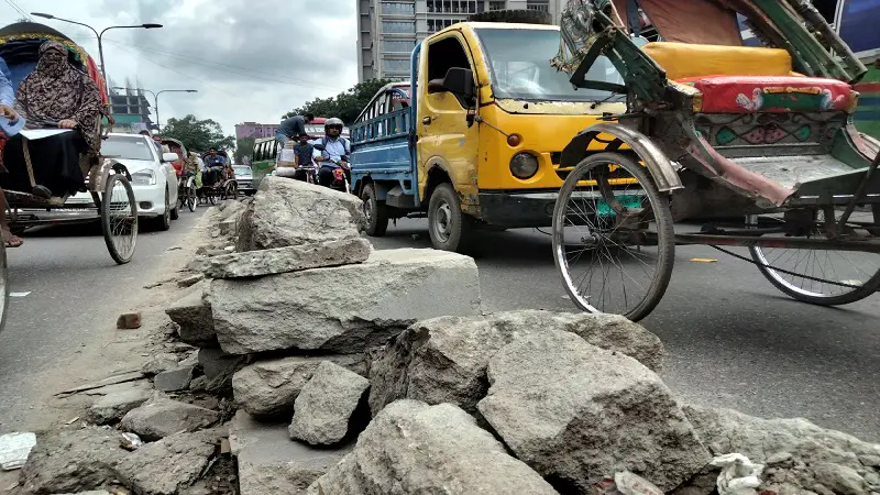 পথচারীদের চলাচলে ভোগান্তি