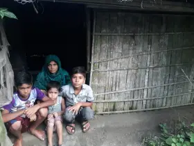 ঝুপড়ি ঘরে সাজু বেগমের মানবেতর জীবন