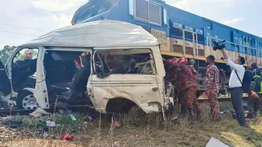 মীরসরাইয়ে মাইক্রোবাসে ট্রেনের ধাক্কায় ১১ পর্যটকের প্রাণহানি 