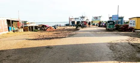 পাটুরিয়ায় এখন  গাড়ির অপেক্ষায়  ফেরি