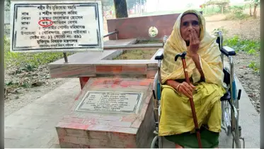 শহিদ মুক্তিযোদ্ধার কবরের ফলকে জীবিত মা ‘মৃত’