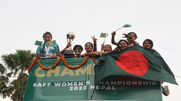 সাফ চ্যাম্পিয়নশিপ জিতে দেশে ফিরেছেন বাংলাদেশ নারী দলের ফুটবলাররা