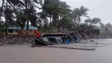 ঝড়ো হাওয়ায় সেন্টমার্টিনে ১৫ ট্রলার ডুবে গেছে 