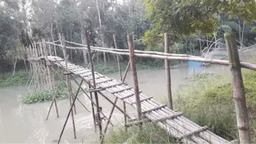 সাঁকোয় ঝুঁকি নিয়ে পারাপার