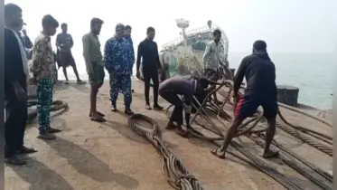 মেঘনায় নিমজ্জিত তেলবাহী জাহাজের উদ্ধার কাজ শুরু