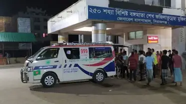 সিরাজগঞ্জে মাইক্রোবাস নিয়ন্ত্রণ হারিয়ে নিহত ৩