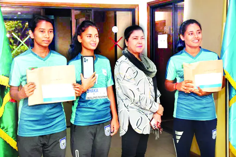 চুরি হওয়া টাকা দিয়ে দিলেন কিরণ চুরি হওয়া টাকা দিয়ে দিলেন কিরণ
