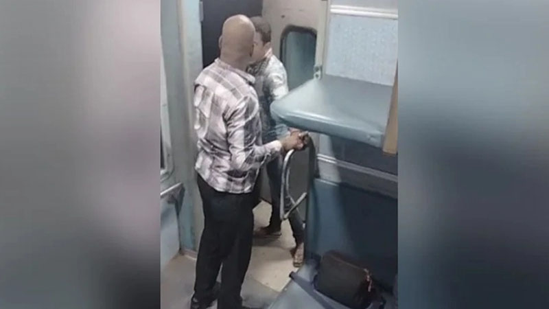 চলন্ত ট্রেন থেকে ফেলে দেওয়া হলো যাত্রীকে চলন্ত ট্রেন থেকে ফেলে দেওয়া হলো যাত্রীকে