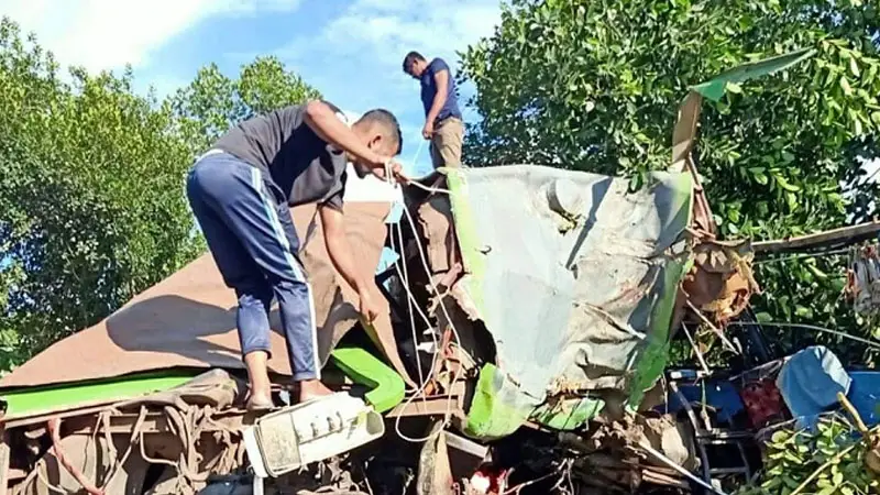 বাস নিয়ন্ত্রণ হারিয়ে গাছে ধাক্কা, নিহত ৪ বাস নিয়ন্ত্রণ হারিয়ে গাছে ধাক্কা, নিহত ৪