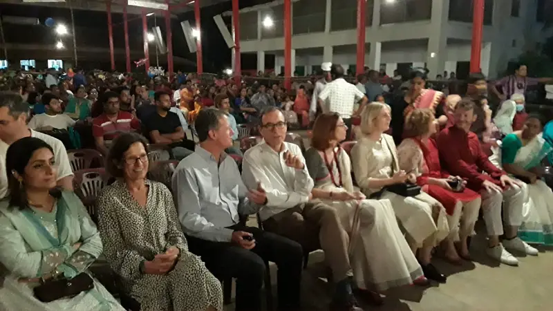 মির্জাপুরে দুর্গামন্ডপ পরিদর্শনে ৩ রাষ্ট্রদূত মির্জাপুরে দুর্গামন্ডপ পরিদর্শনে ৩ রাষ্ট্রদূত