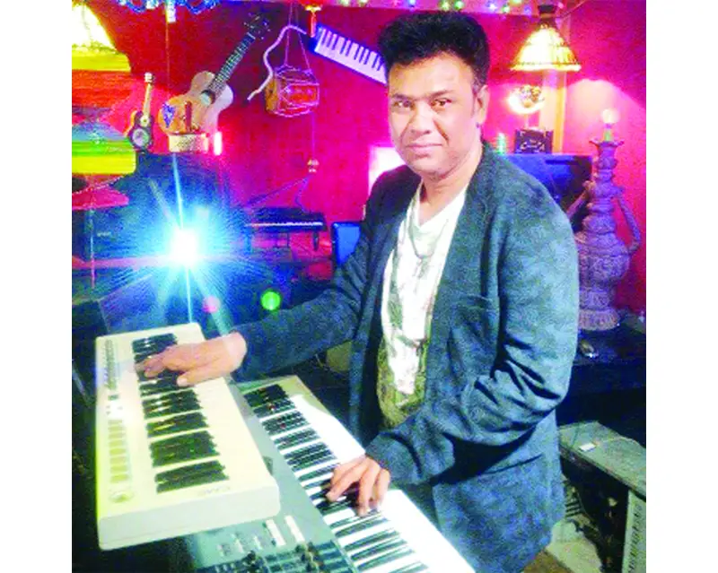 যান্ত্রিকতায় হারিয়ে গেছে প্রকৃত কণ্ঠ যান্ত্রিকতায় হারিয়ে গেছে প্রকৃত কণ্ঠ