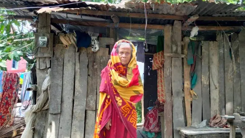 ঝুপড়ি ঘরে আনোয়ারা বেগমের মানবেতর জীবন