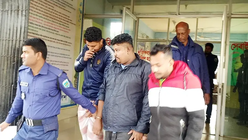 চাঁদা না পেয়ে ব্যবসায়ীকে বিবস্ত্র করে রাস্তায় ঘোরাল চাঁদা না পেয়ে ব্যবসায়ীকে বিবস্ত্র করে রাস্তায় ঘোরাল