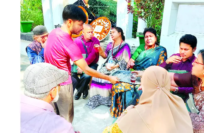 সন্ধ্যায় শুরু, পালা বদলে চলে গভীর রাত পর্যন্ত সন্ধ্যায় শুরু, পালা বদলে চলে গভীর রাত পর্যন্ত