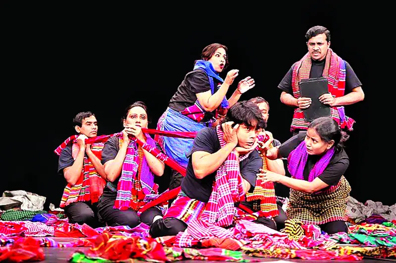 যুদ্ধবিরোধী ‘ত্রিংশ শতাব্দী’ নাটকের মঞ্চায়ন যুদ্ধবিরোধী ‘ত্রিংশ শতাব্দী’ নাটকের মঞ্চায়ন
