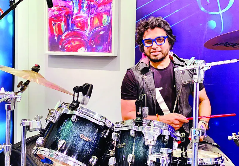 স্টেজে ব্যস্ত মিঠু স্টেজে ব্যস্ত মিঠু