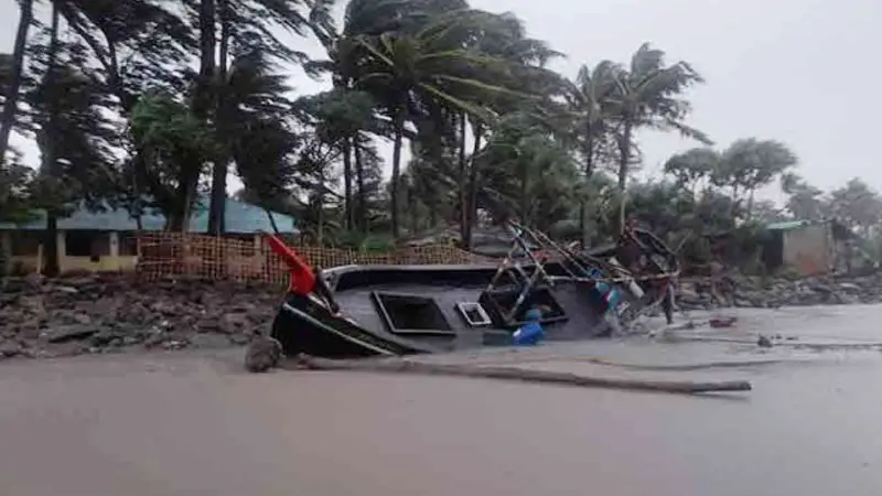 ঝড়ো হাওয়ায় সেন্টমার্টিনে ১৫ ট্রলার ডুবে গেছে 