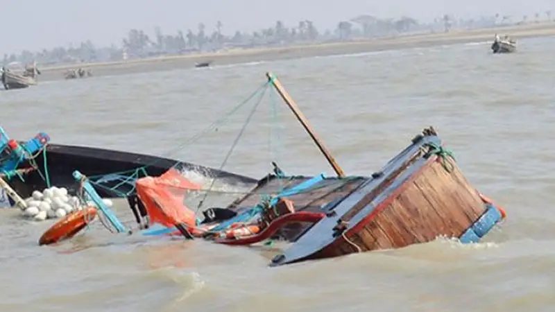 বঙ্গোপসাগরে ট্রলার ডুবি, ১৭ জেলে উদ্ধার