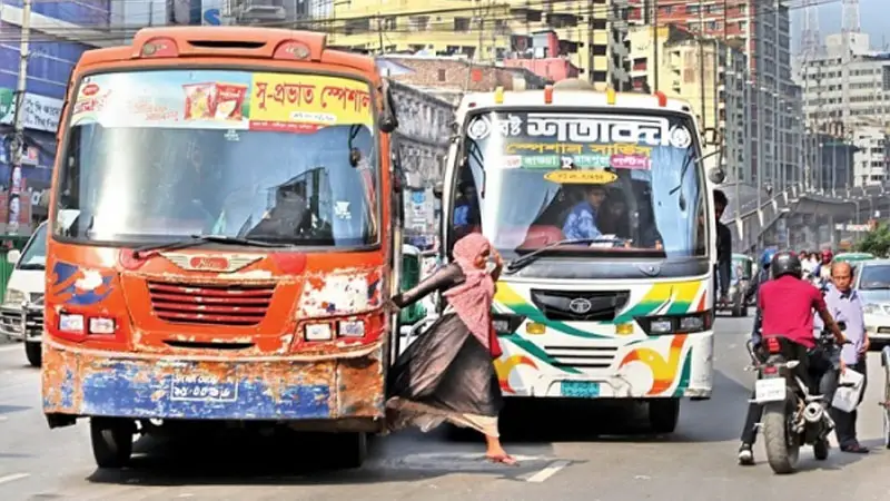 দুই বাসের ওভারটেকিংয়ে চাপা পড়ে নারী নিহত